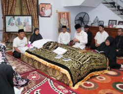 Melayat ke Rumah Duka HM Alwi Hamu, Prof Fadjry Djufry: Beliau Banyak Berkontribusi untuk Kemajuan Sulsel