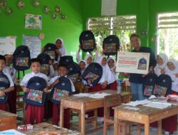 Telkomsel Salurkan Bantuan Tas Sekolah Hasil Penukaran 1 Juta Telkomsel Poin dan uCoin by.U melalui Program Kolaborasi bersama Pelanggan dan Seniman Disabilitas