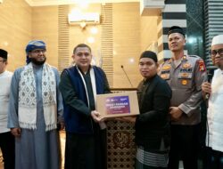 Safari Ramadhan Bosowa Peduli dan Wali Kota Makassar Bagikan Paket Pangan kepada Pengurus Masjid Setempat