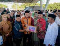 Bosowa Peduli bersama Pemkot Makassar Salurkan Ribuan Paket Lebaran untuk Pekerja Keagamaan
