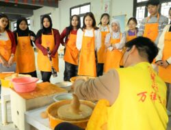 MAHASISWA PERTUKARAN UNIBOS DI CHINA KUNJUNGI KOTA KERAMIK JINGDEZHEN