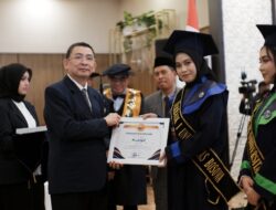 OPTIMIS DAN BERPIKIR POSITIF, KUNCI MUSDALIFAH RAIH WISUDAWAN TERBAIK UNIBOS DENGAN IPK SEMPURNA