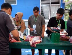 Peduli Masyarakat Sekitar, Pelindo Regional 4 Bagikan Daging Hewan Qurban