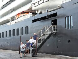 Kapal Pesiar MS Scenic Eclipse II Kembali Kunjungi Pelabuhan Makassar, Bawa 161 Wisatawan