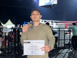 GORBY BOBY BULO, MAHASISWA FH UNIBOS RAIH MEDALI EMAS CABOR MUAYTHAI DI TRIUMPH FIGHT JAKARTA 2025