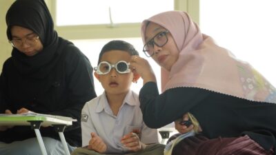 SD Islam Athirah Racing Centre Gelar Pemeriksaan Mata untuk Deteksi Dini Gangguan Penglihatan pada Siswa