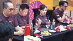 Presiden Direktur CIMB Niaga Lani Darmawan Saat Memberikan Keterangan Pers Kepada Media Di Makassar Beberapa Waktu lalu.