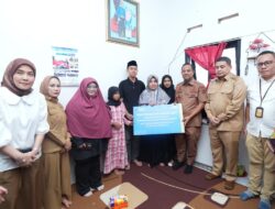 Gubernur Sulsel Serahkan Bantuan untuk Keluarga Kasi Kesra Korban Kebakaran DPRD Makassar