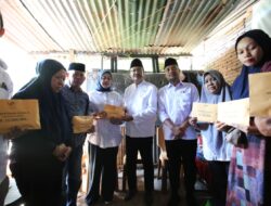 Sampaikan Salam dari Presiden, Gus Ipul Takziah dan Beri Santunan Korban Unjuk Rasa Makassar