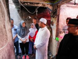 Gubernur Sulsel Tinjau Lokasi Kebakaran di Jalan Baji Dakka, Serahkan Santunan untuk Korban