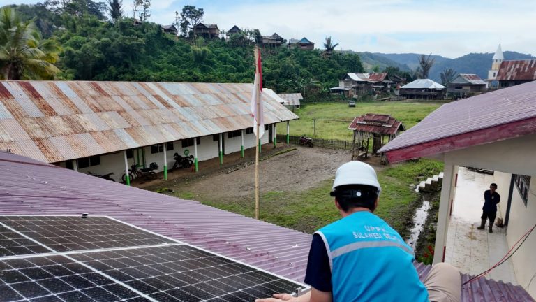 Petugas PLN Memasang Perangkat Supersun Di salah satu SDN Di dusun Palandoan Seko Luwu Utara Sulsel