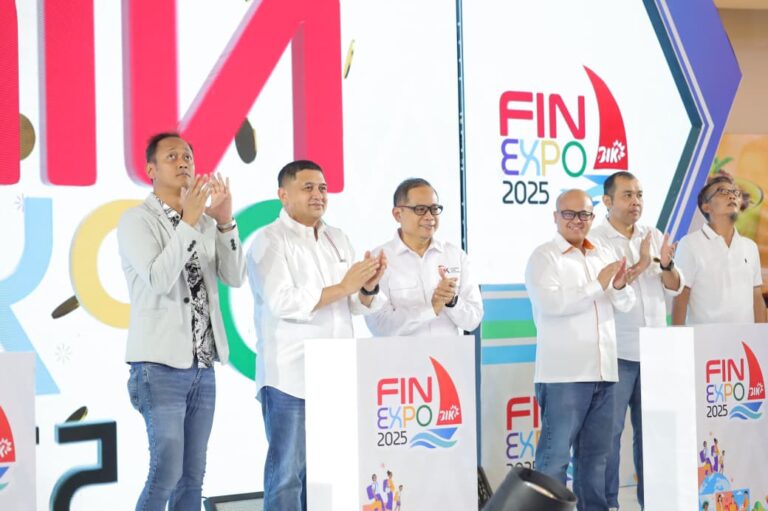 Walikota Makassar Munafri Arifuddin & Kepala OJK Sulselbar Moch.Muchlasin Saat Pembukaan FIN Expo di TSM Makassar