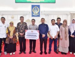Gubernur Sulsel Serahkan Bantuan Mandiri Benih Padi ke Sidrap dan Soppeng Musim Tanam Oktober 2025-Maret 2026