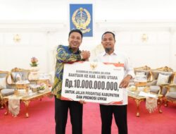 Gubernur Sulsel Serahkan Bantuan Rp10 Miliar untuk Luwu Utara, Lanjutkan Pembangunan Seko