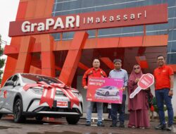 Telkomsel Serahkan Grand Prize Mobil Listrik BYD Dolphin kepada Pemenang SIMPATI HOKI dari Kota Makassar – Ibu Jumriah