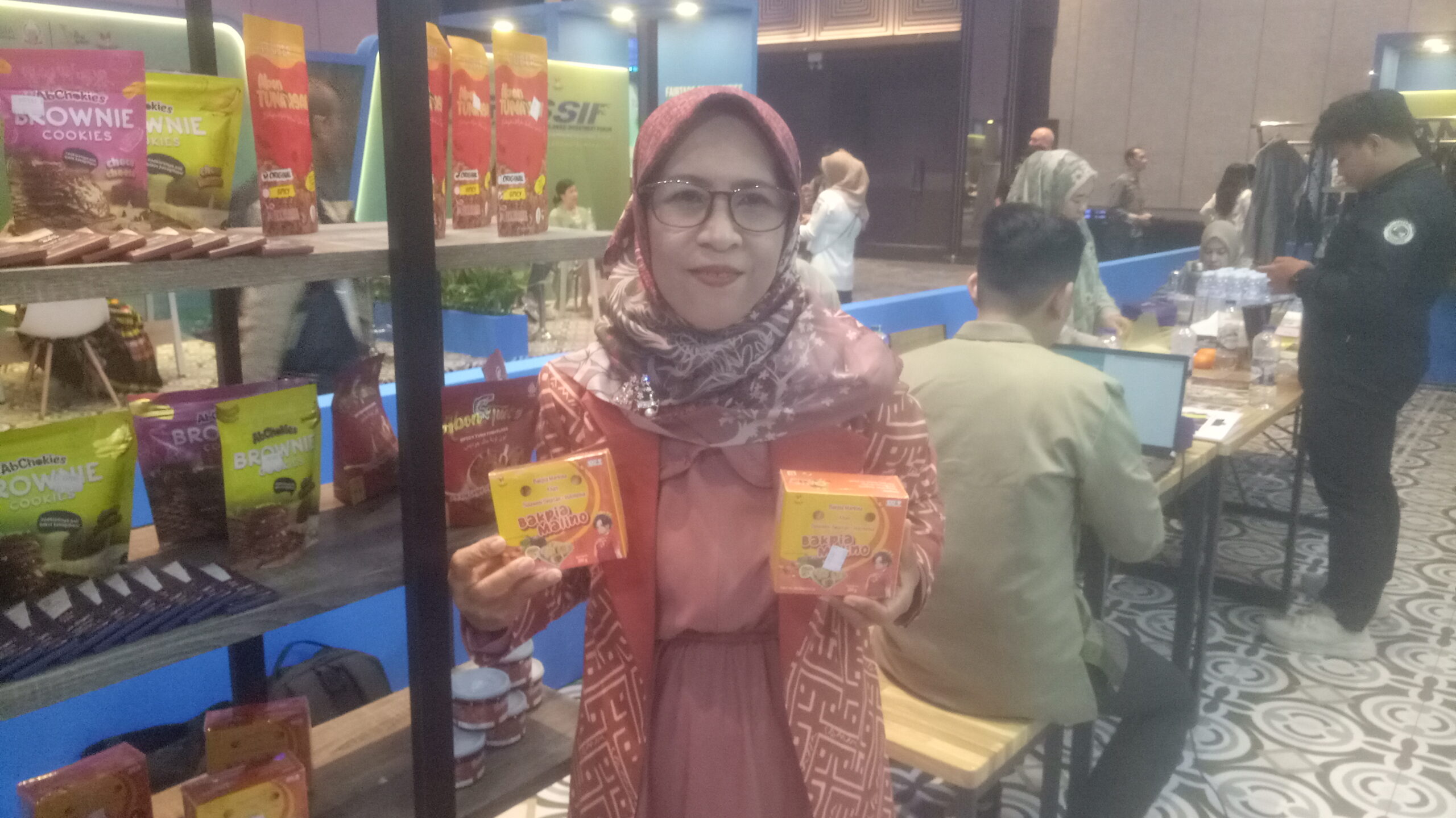 Ibu Ratnasari Owner Bakpia Markisa Malino UMKM Binaan Bank Mandiri Region X/Sulawesi & Maluku.