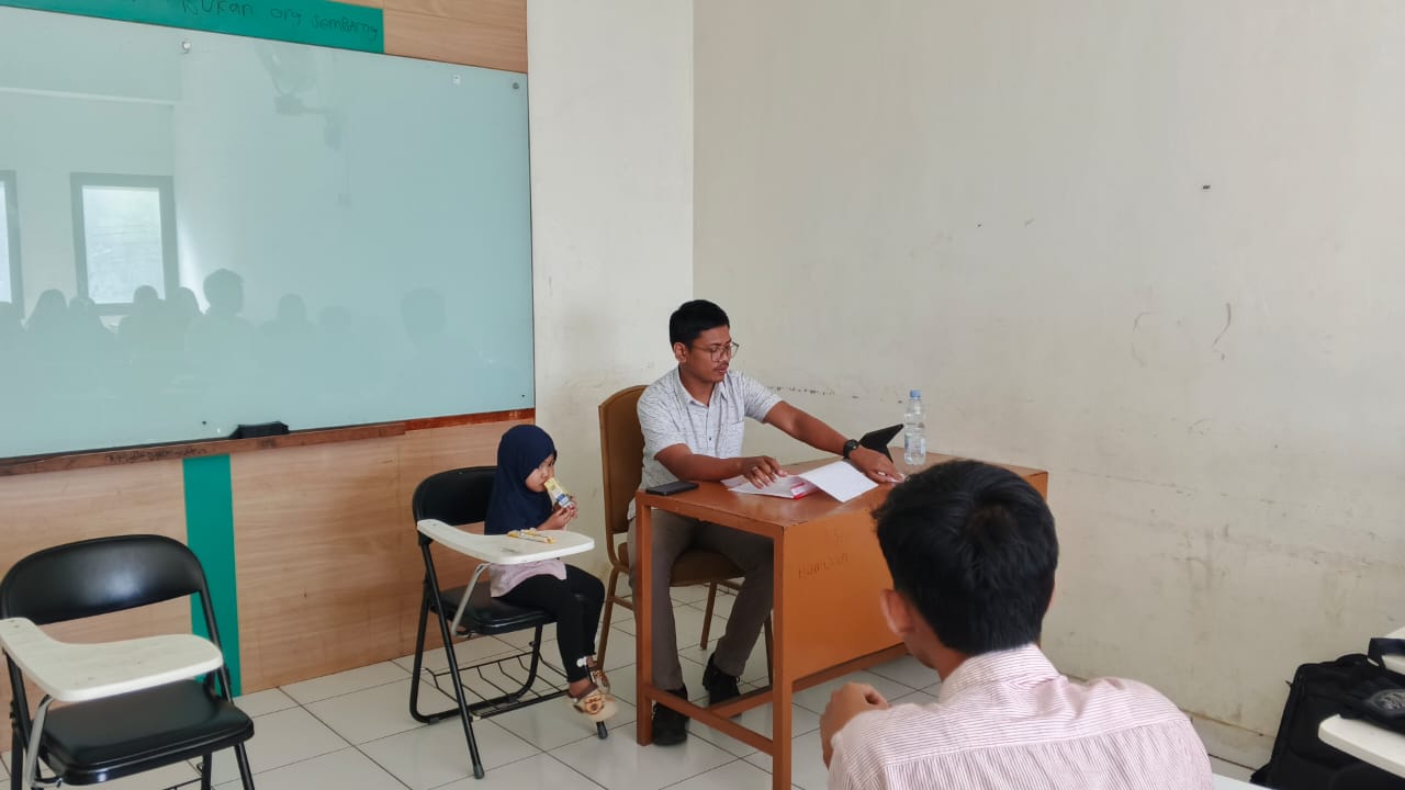 Mardianto Lahamid, S.Sos., M.I.Kom (Kemeja putih paling depan Dosen IAIN Alaudin Tengah Memberikan Mata Kuliah).