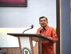 Jusuf Kalla Bahas Tantangan Ekonomi Global di Unhas