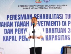 Gubernur Sulsel Serahkan Dua Unit Kapal 15 GT untuk Nelayan di PPI Lonrae Bone