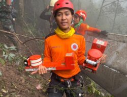 SAR Universitas  Bosowa Bersama  TIM SAR Gabungan Berhasil Menemukan BLACK BOX Pesawat ATR 42-500