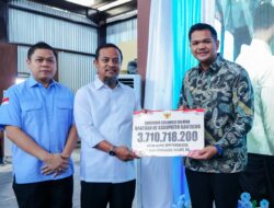 Gubernur Sulsel Serahkan Bantuan Bibit, Green House hingga Kapal Nelayan untuk Warga Bantaeng