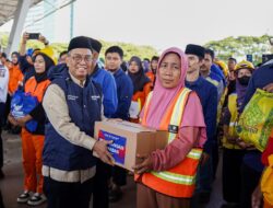 Perkuat Sinergi, Bosowa Peduli dan Pemkot Makassar Salurkan 1.000 Paket Sembako bagi Petugas Layanan Publik di Karebosi