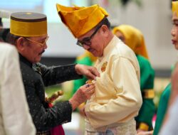 Jufri Rahman Terima Penyematan Kehormatan di HUT Majelis Keturunan To Manurung, Perkuat Pelestarian Budaya