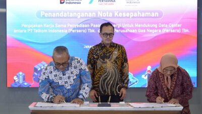 Penandatanganan Nota Kesepahaman (MoU) oleh Direktur Utama Telkom Dian Siswarini (paling kanan) dengan Direktur Utama PGN Arief Kurnia Risdianto (paling kiri) dan disaksikan langsung oleh Senior Director of Business Performance and Assets Optimization Danantara Indonesia Bhimo Aryanto (tengah) di Jakarta, Jumat (10/4).