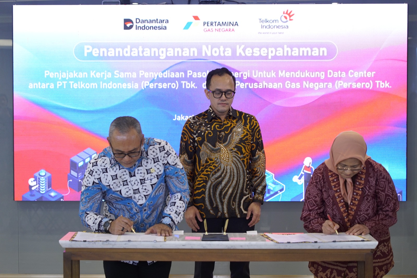 Penandatanganan Nota Kesepahaman (MoU) oleh Direktur Utama Telkom Dian Siswarini (paling kanan) dengan Direktur Utama PGN Arief Kurnia Risdianto (paling kiri) dan disaksikan langsung oleh Senior Director of Business Performance and Assets Optimization Danantara Indonesia Bhimo Aryanto (tengah) di Jakarta, Jumat (10/4).