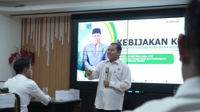 Kepala Dinas Tenaga Kerja dan Transmigrasi Propinsi Sulsel Dr.Jayadi Nas ( Berdiri ) Tengah Memberikan Materi K3 Di Kantor Pelindo 4 Makassar (27/4/26)