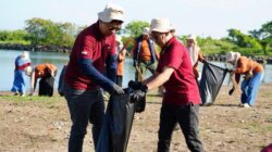 Bersih-Bersih Pantai Akkarena Kumpulkan 306 Kg Sampah