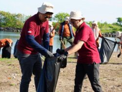 Bersih-Bersih Pantai Akkarena Kumpulkan 306 Kg Sampah