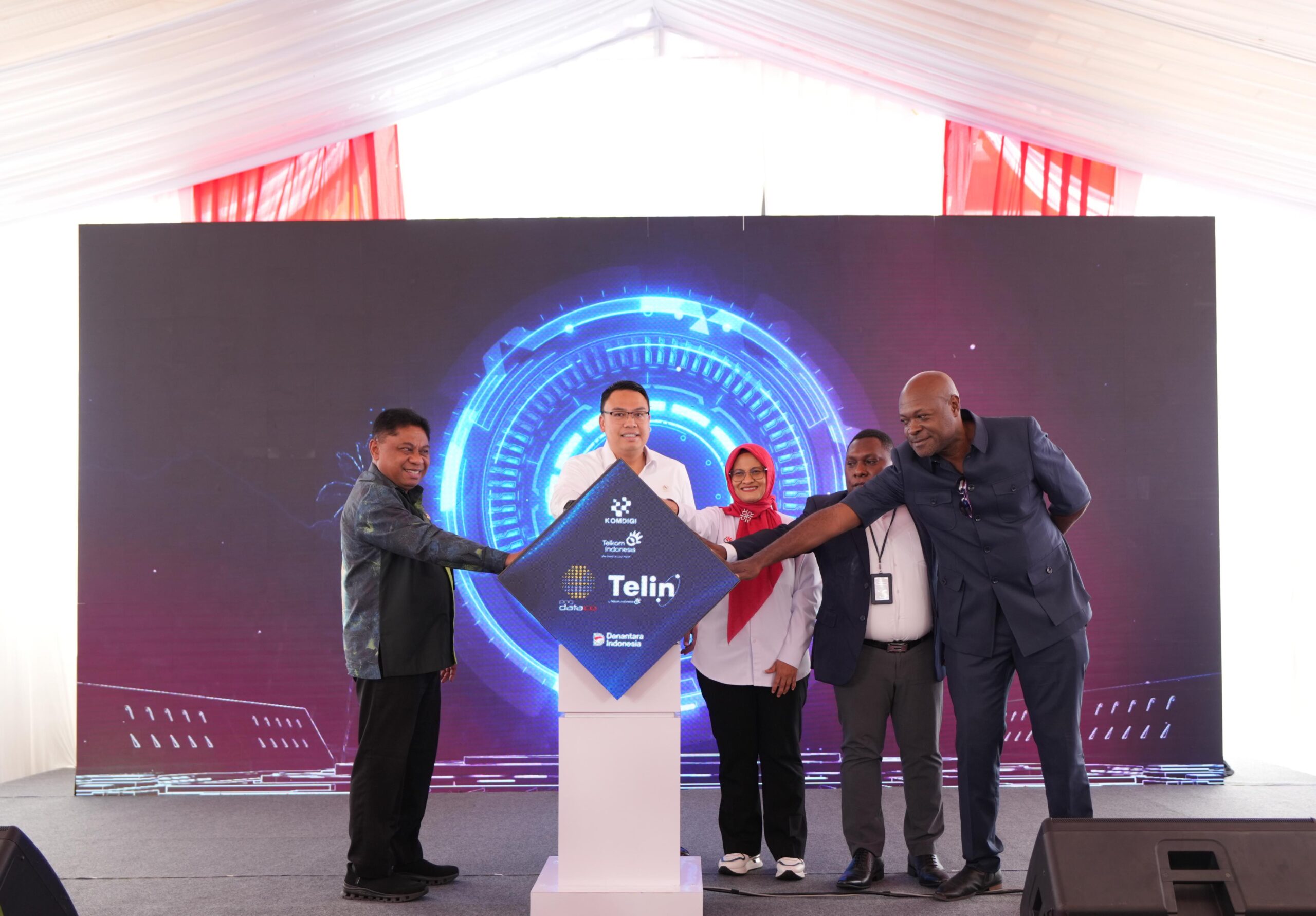 Ket Foto : (kiri ke kanan) Gubernur Kepala Daerah Papua yang diwakili oleh L. Christian Sohilait, Wakil Menteri Komunikasi dan Digital RI Angga Raka Prabowo, Direktur Utama Telkom Dian Siswarini, Wakil Konsulat Papua Nugini di Jayapura Leon Galemo, dan CEO PNG DataCo Paul Komboi meresmikan kabel laut lintas batas pertama yang menghubungkan Indonesia dan Papua Nugini guna memperkuat konektivitas digital di Kawasan Timur Indonesia serta membuka koridor digital baru menuju Asia-Pasifik, Jumat (8/5).