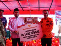 Gubernur Sulsel Tinjau Banjir di Bone, Serahkan Bantuan Rp1 Miliar dan Santunan Korban