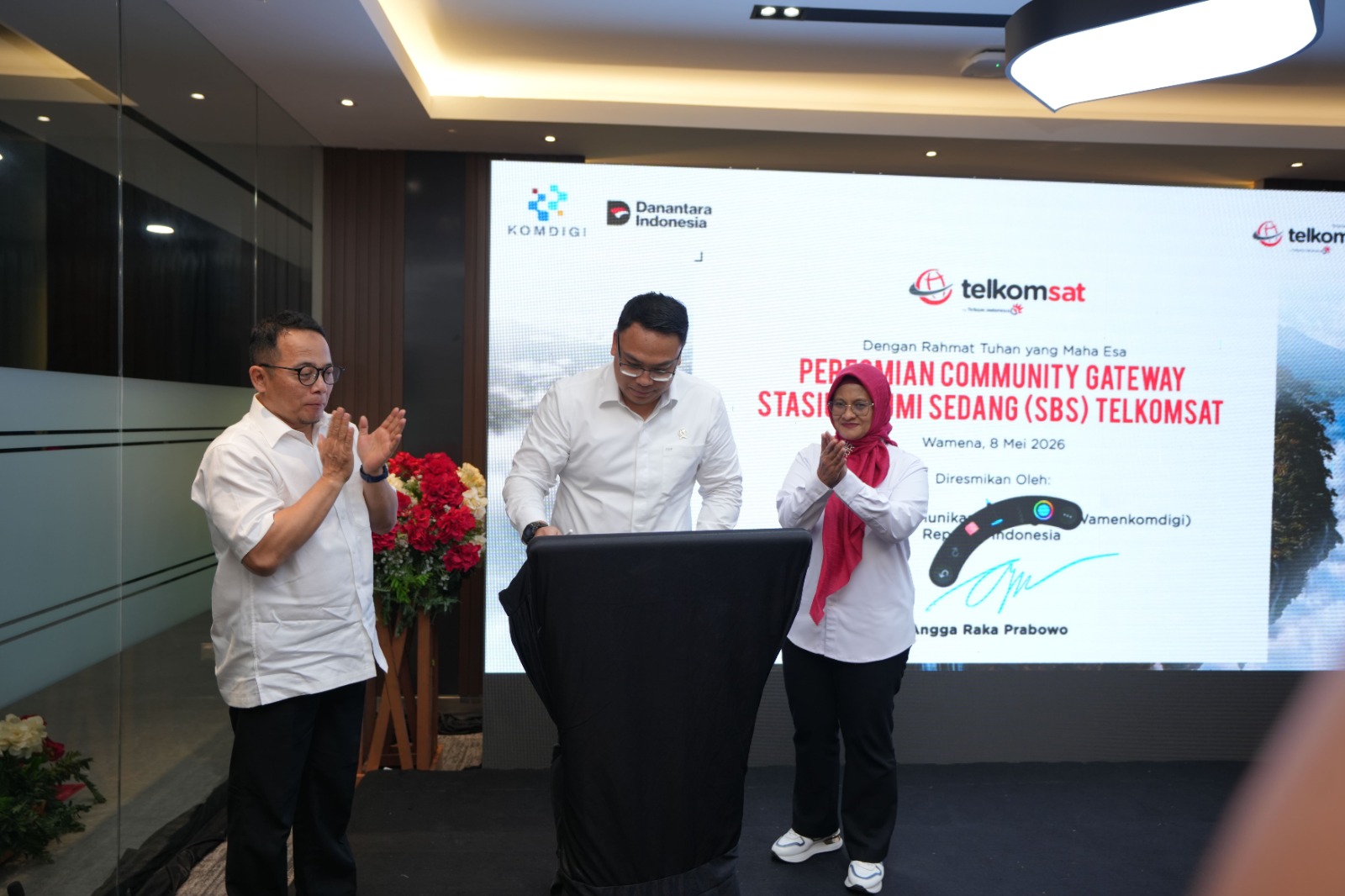 Ket Foto: (kiri ke kanan) Plt. CEO Telkomsat Rizal Ahmad Fauzi, Wakil Menteri Komunikasi dan Digital Republik Indonesia Angga Raka Prabowo dan Direktur Utama Telkom Dian Siswarini meresmikan Community Gateway Wamena di Stasiun Bumi Sedang (SBS), Papua, Jumat (8/5).