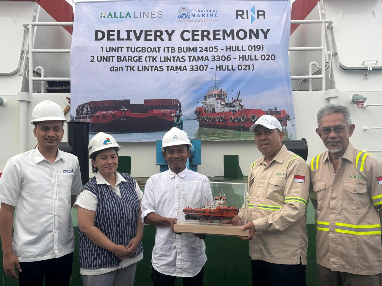 Caption: Chief Operating Officer (COO) Kalla Lines, Muhammad Naim bersama Chief Financial Officer (CFO) Kalla Translog, Sjaiful Kasim menerima secara simbolis tambahan 1 unit tgboat dan 2 unit barge dari PT National Marine Construction di Batam, beberapa waktu lalu.