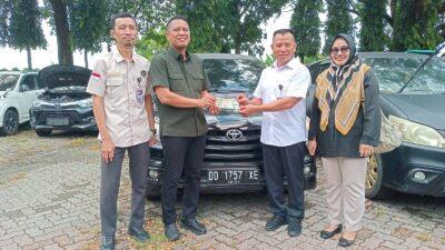 Pemprov Sulsel Serahkan Kendaraan Operasional Untuk Dukung Pelayanan Kanwil Haji dan Umrah