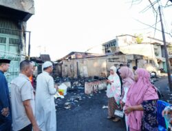 Gubernur Sulsel Salurkan Bantuan Sosial dan Rehabilitasi Rumah Korban Kebakaran Jalan Sultan Alauddin III