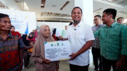 Gubernur Sulsel Serahkan Ganti Rugi Rp17,5 Miliar untuk Pembebasan Lahan Runway Bandara Bua