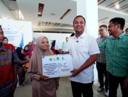 Gubernur Sulsel Serahkan Ganti Rugi Rp17,5 Miliar untuk Pembebasan Lahan Runway Bandara Bua