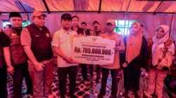 Gubernur Andi Sudirman Kunjungi Pengungsi Kebakaran di Tallo, Salurkan Bantuan Rp795 Juta