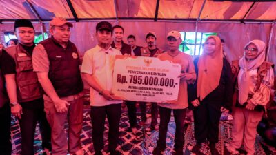 Gubernur Andi Sudirman Kunjungi Pengungsi Kebakaran di Tallo, Salurkan Bantuan Rp795 Juta