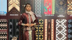 Fahira, Model Muda yang Bangga Kenakan Tenun Sutra Sulawesi Selatan