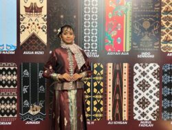 Fahira, Model Muda yang Bangga Kenakan Tenun Sutra Sulawesi Selatan