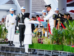Berlangsung Khidmat, Gubernur Sulsel Pimpin Upacara Penurunan Bendera HUT ke-81 RI
