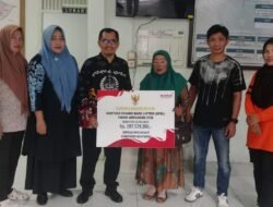 Gubernur Sulsel Salurkan Bantuan Pasang Baru Listrik untuk 130 Rumah Tangga di Gowa dan Bantaeng