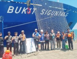 PELNI Cabang Makassar Angkut Bantuan Kemanusiaan dari Unhas untuk Korban Gempa NTT