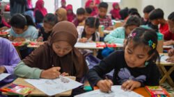 Pelindo Marine Ajak Anak-Anak Kenjeran Belajar Jaga Lingkungan dan Mengenal Kapal Tunda