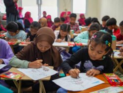 Pelindo Marine Ajak Anak-Anak Kenjeran Belajar Jaga Lingkungan dan Mengenal Kapal Tunda