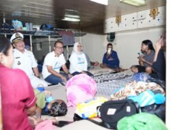 Direksi PELNI Rayakan Harpelnas bersama Penumpang di Pelayaran Baubau ke Maumere